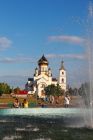 собор с золотыми куполами в Мукачево рядом с фонтаном фото, foto, Mukachevo